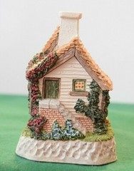 David Winter The Model Dairy In original box with COA. Guild # 21.