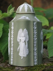 WEDGWOOD RARE TEA CADDY GREEN DIP JASPER AND WHITE RELIEFS OF ZEPHYRS AND GARLAN