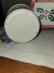 RETIRED LONGABERGER POTTERY: TRADITIONAL HOLLY 1 PINT CROCK