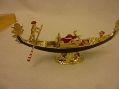 VINTAGE VENEZIA GONDOLA W/GONDOLIER ITALY SOUVENIER ORIGINAL PACKAGING