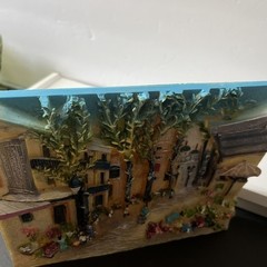 BEAUTIFULLY DETAILED 9” X 7” WALL ART RESIN PICTURE PLAQUE