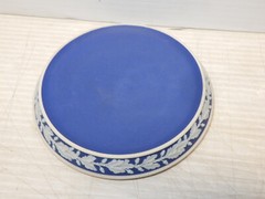 ANTIQUE WEDGWOOD DARK BLUE JASPER DIP TRIVET CA. 1860