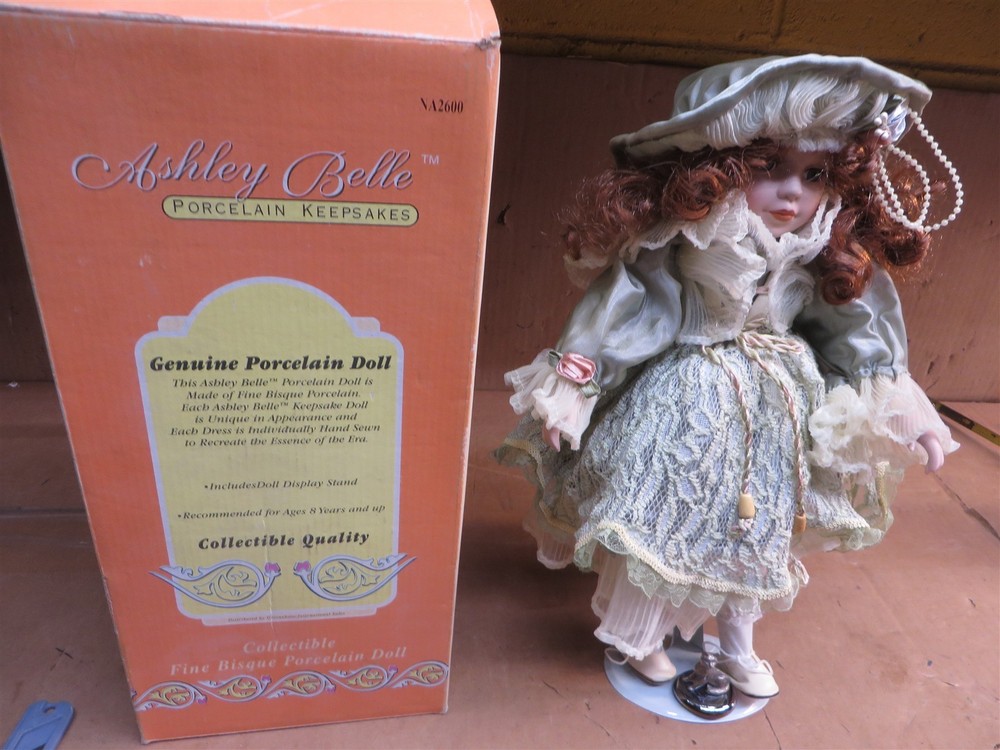 VINTAGE DRESSED DOLL 16 ” w/ BOX ” ASHLEY BELLE ” # NA2600 PORCELAIN DOLL + CAT