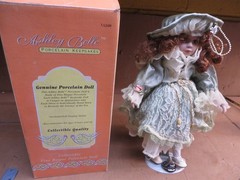 VINTAGE DRESSED DOLL 16 ” w/ BOX ” ASHLEY BELLE ” # NA2600 PORCELAIN DOLL + CAT