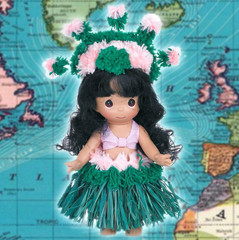 ✤ New PRECIOUS MOMENTS Vinyl Doll HAWAII Traditional Green Pink Costume Dress