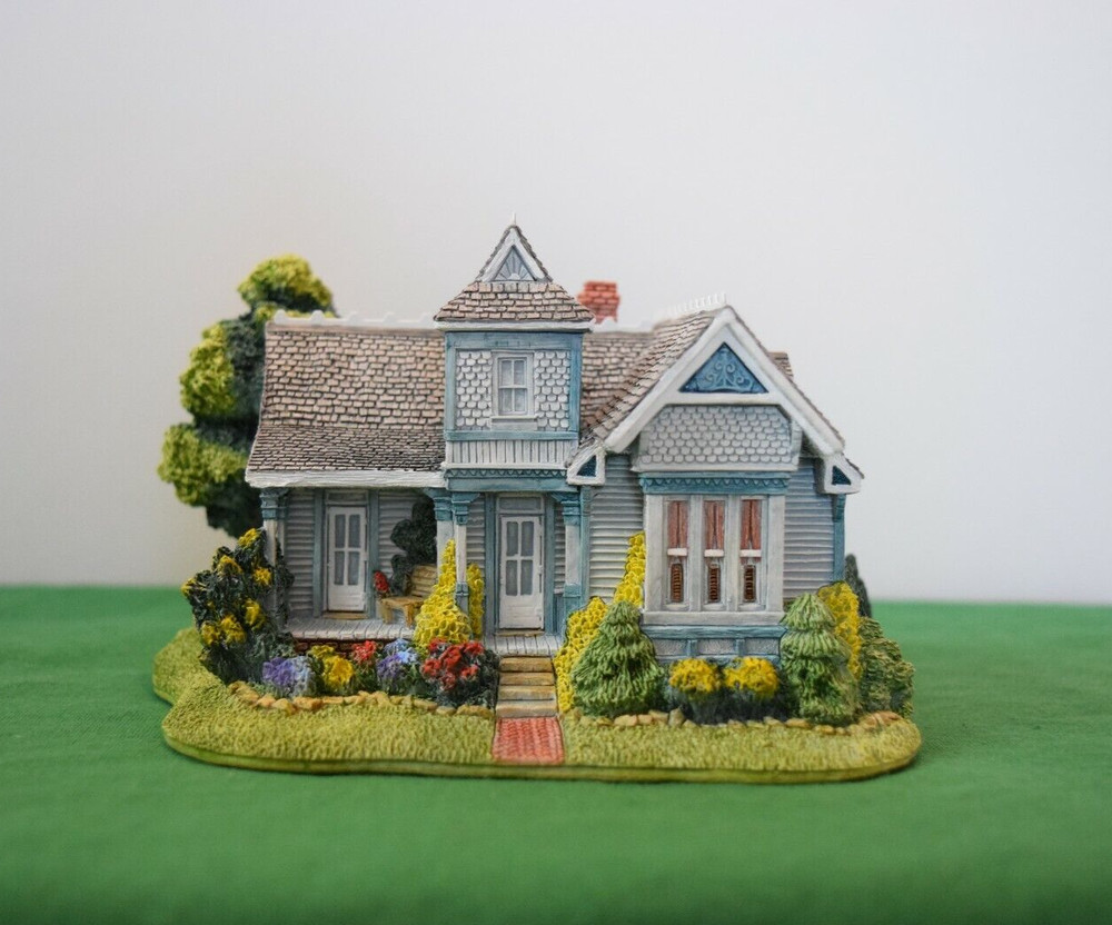 Lilliput Lane Spring Victorian. Mint in its original box with a deed.