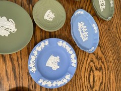 LARGE COLLECTION OF WEDGWOOD JASPER JASPERWARE MINIATURE PLATES TRINKET DISHES