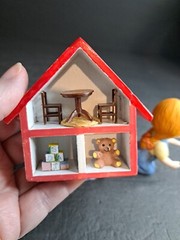 1983 Enesco Country Cousins Figurines Girls Playing With Dollhouse 3 In Tall