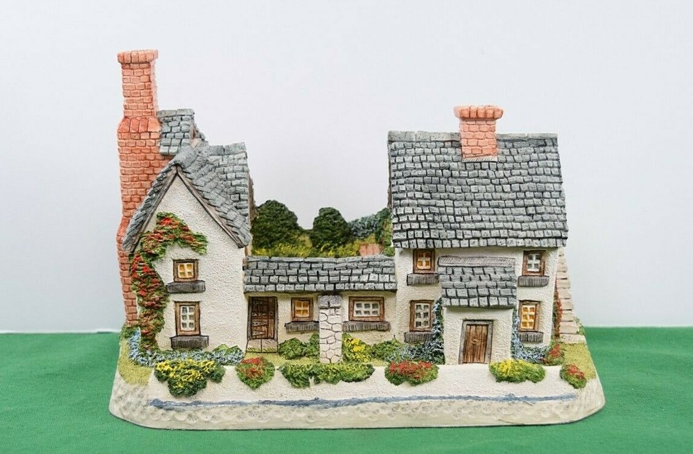 David Winter Newtown Millhouse Mint in box. Limited Ed. #1391 of 4500. Signed.