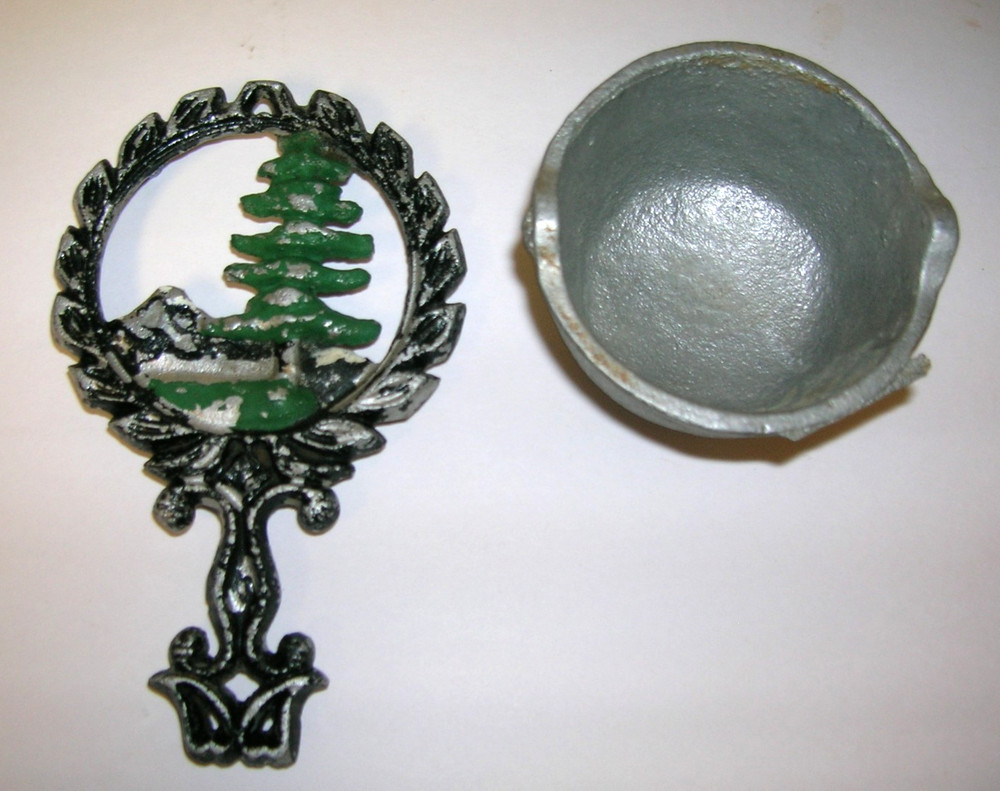 2 Country Home Shelf Decor Figures Cast Aluminum Small Trivet & Cauldron Vintage
