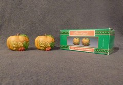 House of Floyd Salt/pepper pumpkin shaker set, porcelain, orange, new in box