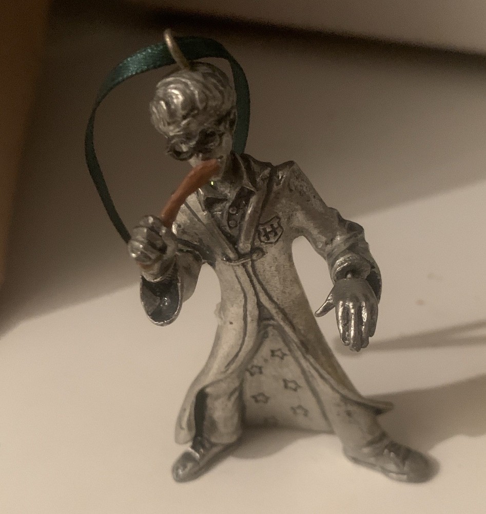 2001 Hallmark Harry Potter Chooses A Wand Pewter Keepsake Christmas Ornament