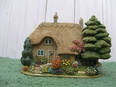 Lilliput Lane The Dog House Mint in its original box with a deed. L2406