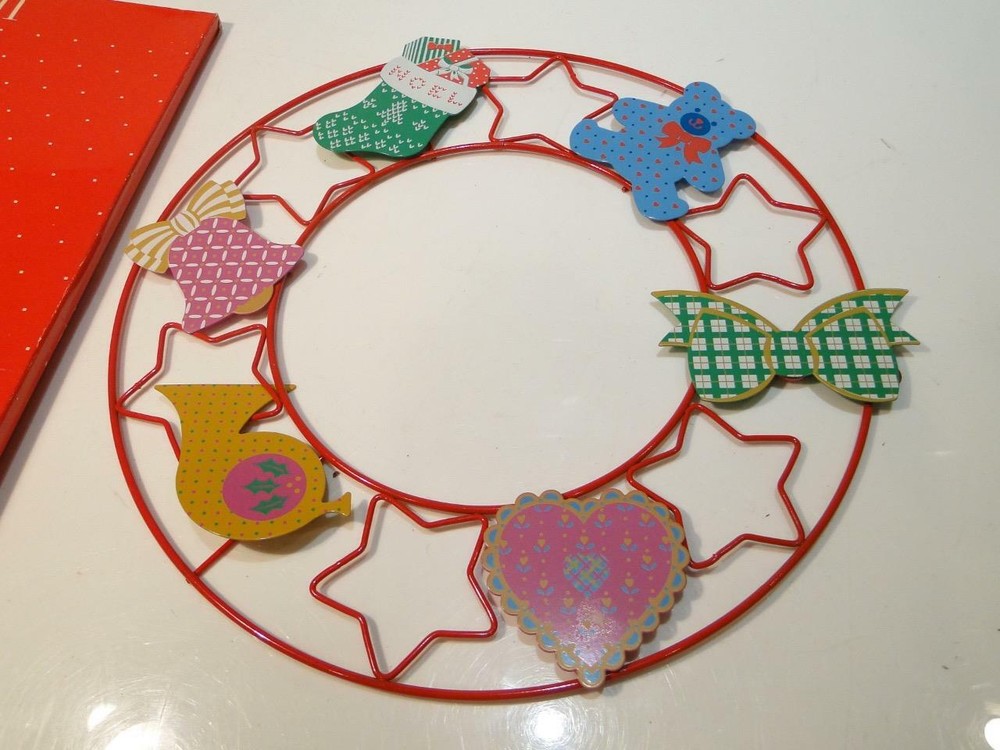 Avon Signs of Christmas Magnetic Wreath in Original Packaging