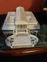 Danbury Mint The U.S. Supreme Court Deluxe Sculpture Washington D.C. Wood Base