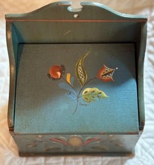 VINTAGE HAND CRAFTED NORWEIGEN ROSEMALING PAINTED WALL BOX, LATE 19TH C, EUC