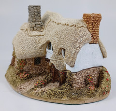 Lilliput Lane “Ostlers Keep”, One of Our Miniature Masterpieces, United Kingdom.