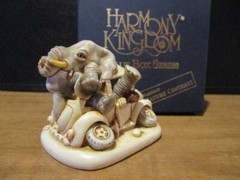 Harmony Kingdom Heavy Petting Elephants in Love VW Blue Box Series UK Made SGN