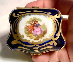 France Limoges Vectoring Couple in Garden Traditi Trinket Box Peint Main Limoge