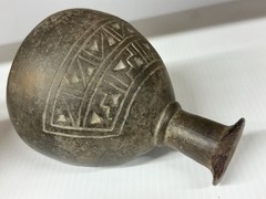 NICELY ENGRAVED PRE-COLUMBIAN INCA ARYBALLOS EFFIGY POTTERY BOTTLE / JAR, MEXICO