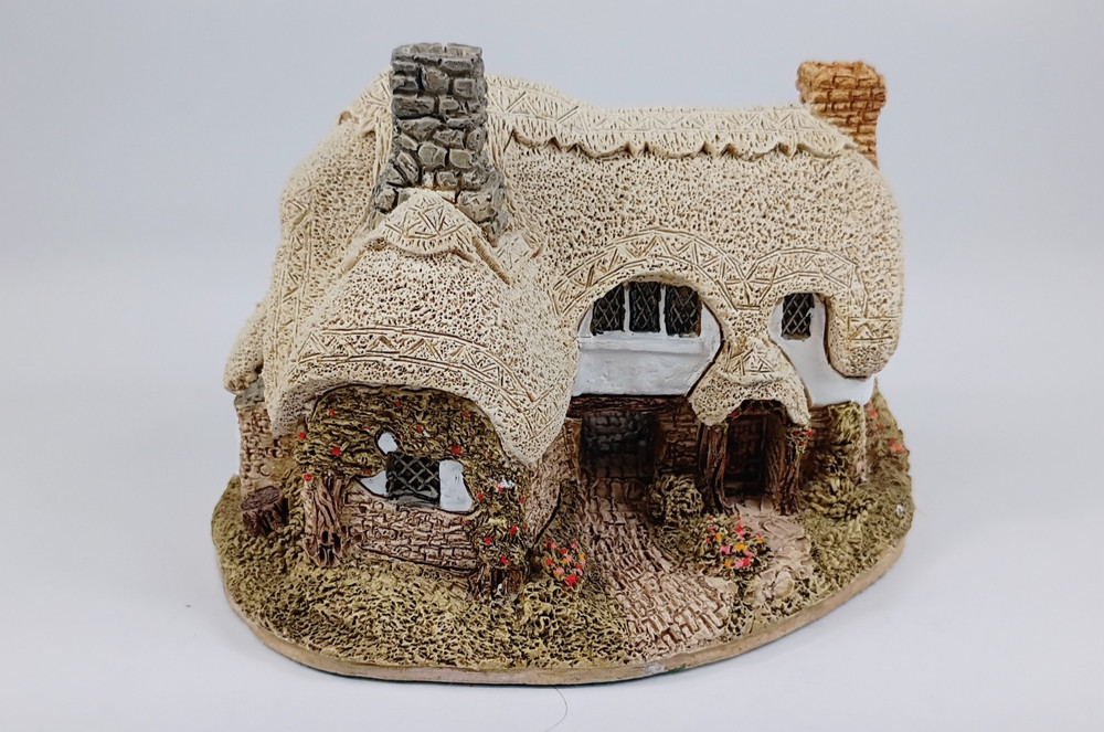 Lilliput Lane “Ostlers Keep”, One of Our Miniature Masterpieces, United Kingdom.