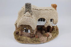 Lilliput Lane “Ostlers Keep”, One of Our Miniature Masterpieces, United Kingdom.