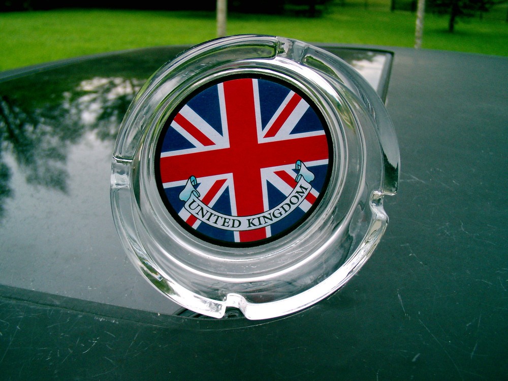 UNITED KINGDOM WITH FLAG DESIGN LOGO CLEAR GLASS ASHTRAY SOUVENIR
