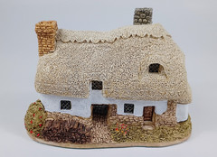 Lilliput Lane “Ostlers Keep”, One of Our Miniature Masterpieces, United Kingdom.