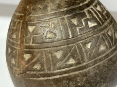 NICELY ENGRAVED PRE-COLUMBIAN INCA ARYBALLOS EFFIGY POTTERY BOTTLE / JAR, MEXICO