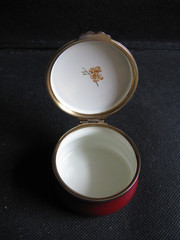 HERITAGE STAFFORD ENAMELS PILL BOX – QUAINT ENGLISH VILLAGE SCENE