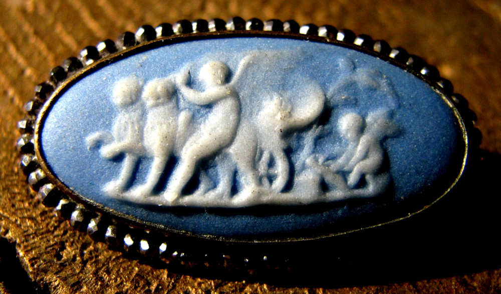 WEDGWOOD XRARE 18 CENTURY CUT STEEL LIGHT BLUE JASPER BROOCHE OF CLASICAL FIG
