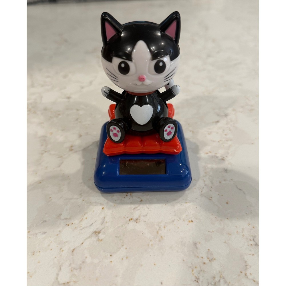 Solar Powered Tuxedo Cat Bobblehead Dancer Black White Heart Dashboard Toy