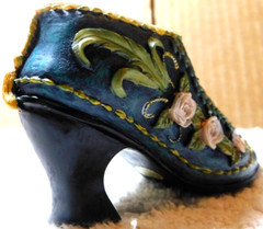 Unbranded~Tiny Molded Resin Painted Embossed Antique Women’s Mini. Shoe-Roses