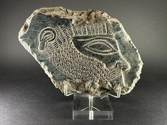 ANCIENT ASSYYRIAN BLACK STONE FRAGMENT DEPICTING KING RULER – CIRCA 3000 BCE