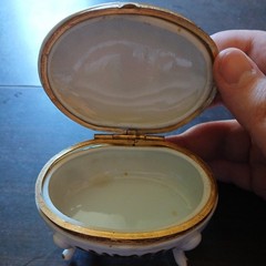 Vintage Hand Painted Porcelain NAPOLEONIC Bee ARNART Footed Trinket Box ska