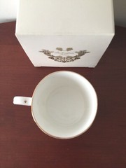 BUCKINGHAM PALACE SOUVENIR TEA CUP FINE BONE CHINA GOLD TRIM QUEEN ELIZABETH II
