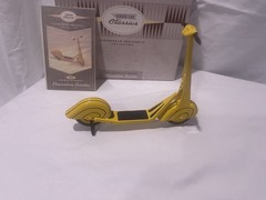 Hallmark Kiddie Car Classic 1937 Steelcraft Streamline Scooter QHG6301