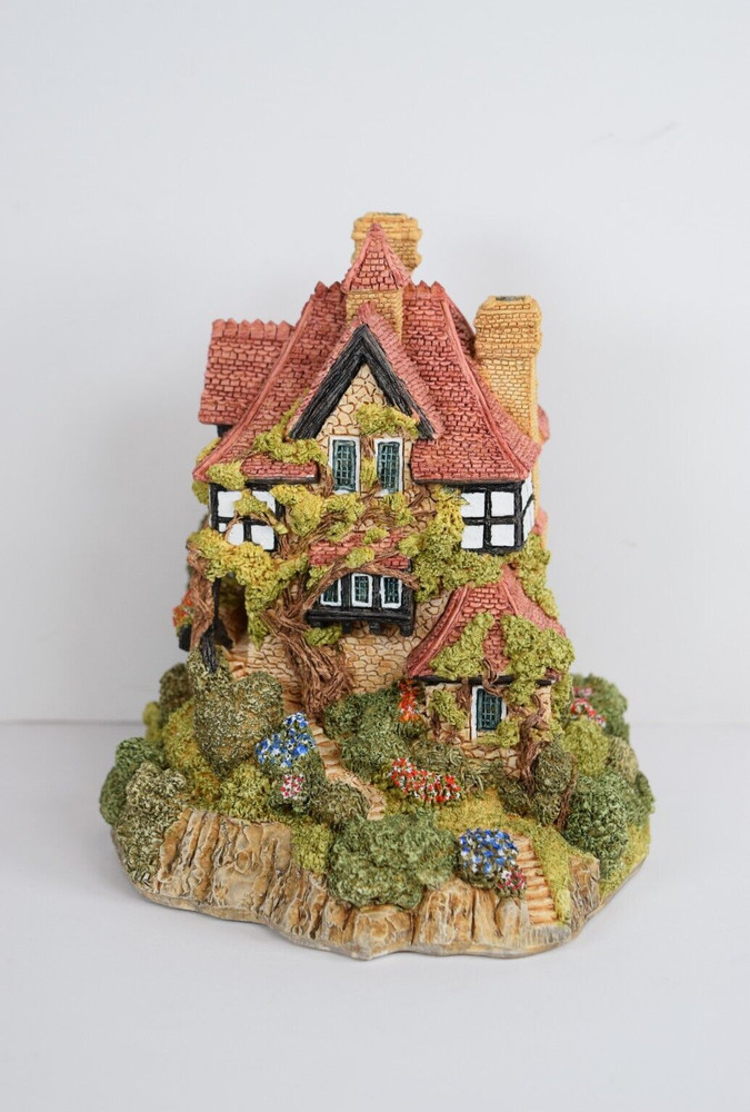 Lilliput Lane Beacon Heights. In excellent condition, original box with deed.
