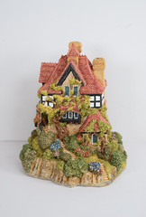 Lilliput Lane Beacon Heights. In excellent condition, original box with deed.