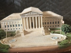 Danbury Mint The U.S. Supreme Court Deluxe Sculpture Washington D.C. Wood Base