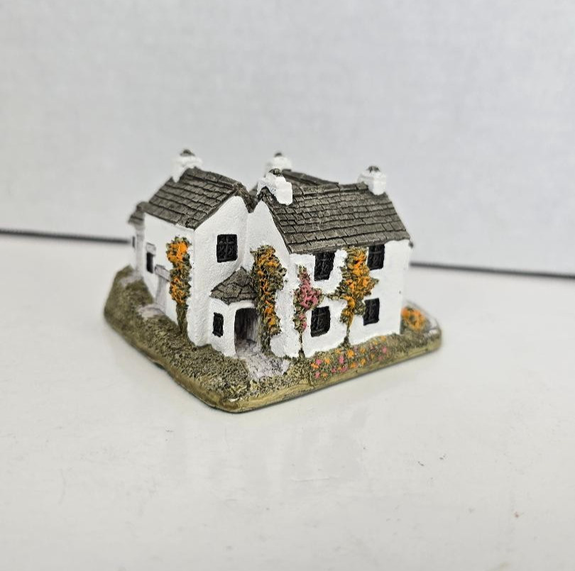 Lilliput Lane Dove Cottage Version 2. In mint condition, boxed with deed.
