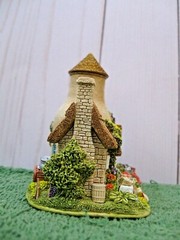 Lilliput Lane Cottages Gold Top Mint in its original box with a deed. L2495