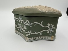 💚🏺 Vintage German Jasperware‑Style Green Trinket Box – Neoclassical Relief