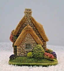 Lilliput Lane Collectibles Pride and Joy. Mint in original box with deed. L2510