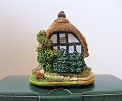 Lilliput Lane Granny’s Bonnet L2080 Mint in its original box with a deed.