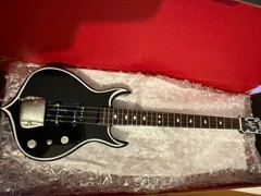 Gene Simmons – Axe Heaven Signature Punisher Mini Bass Guitar Replica Miniature