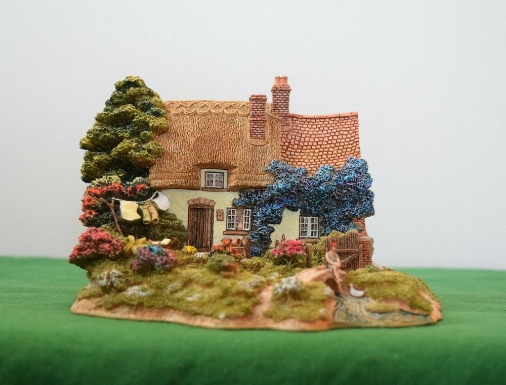 Lilliput Lane Summer Days Mint in original box with a deed. L2059