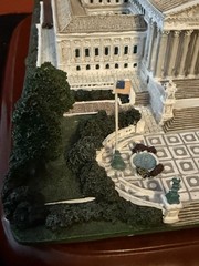 Danbury Mint The U.S. Supreme Court Deluxe Sculpture Washington D.C. Wood Base
