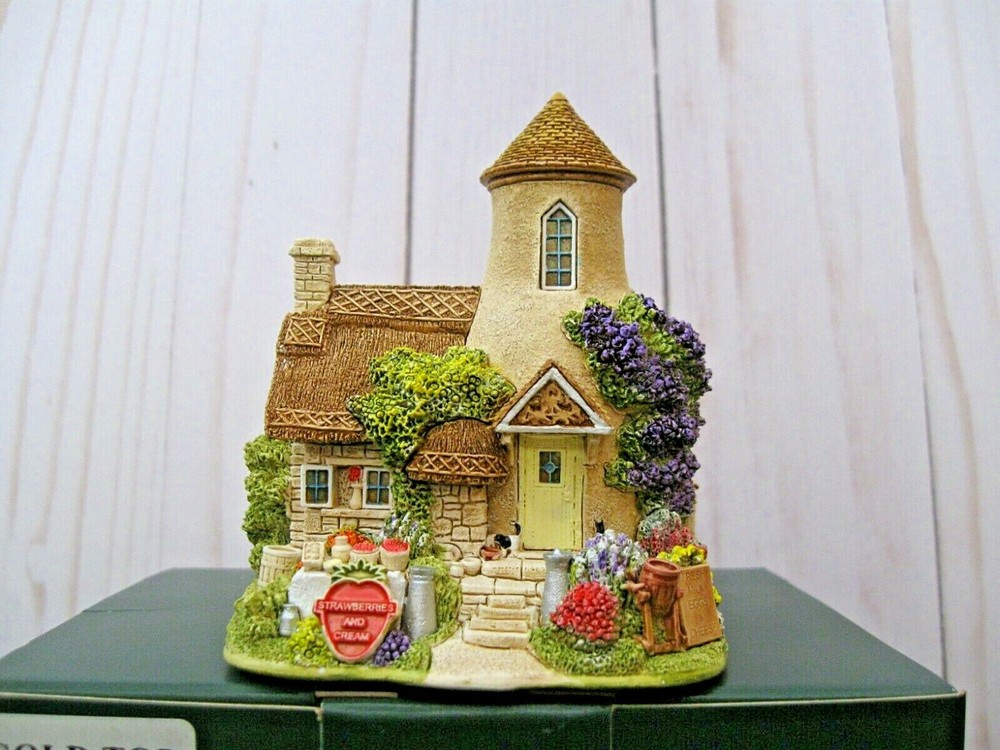 Lilliput Lane Cottages Gold Top Mint in its original box with a deed. L2495