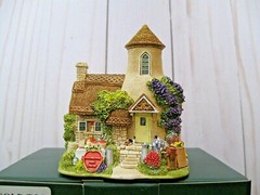 Lilliput Lane Cottages Gold Top Mint in its original box with a deed. L2495
